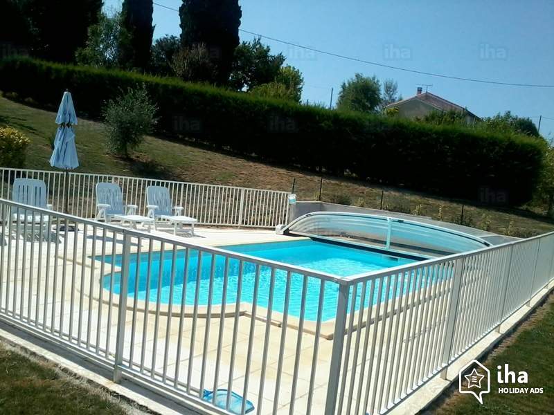 Un abri bas, ouvert, est près d'une piscine.