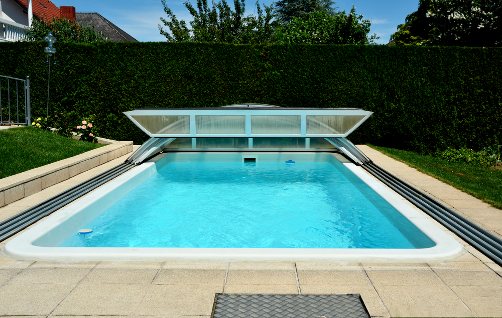 Abri relevé sur une piscine.