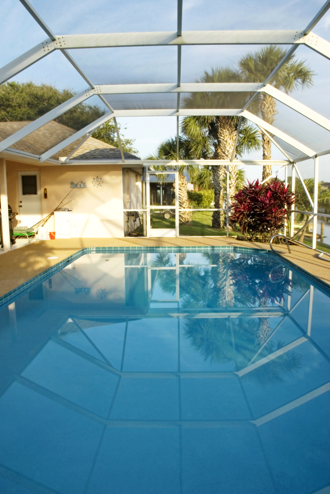 Abri haut rectangulaire sur une piscine.