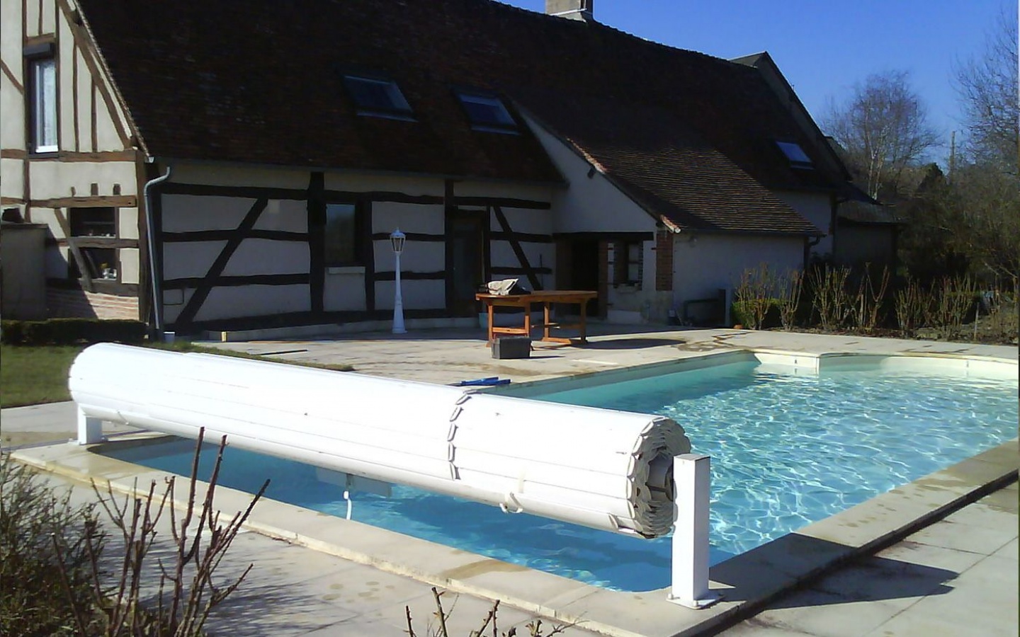 Un abri de piscine en rouleau.