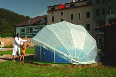 Un abri de piscine circulaire sur une piscine gonflable.