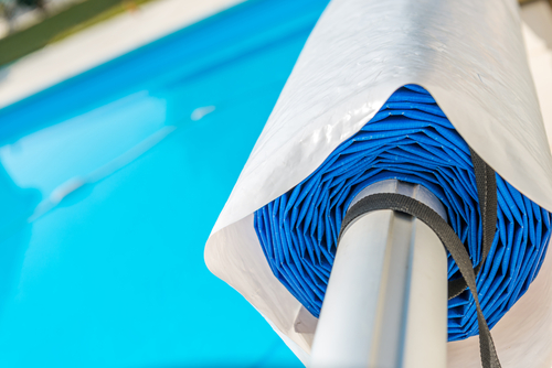 Un abri en rouleau près d'une piscine.