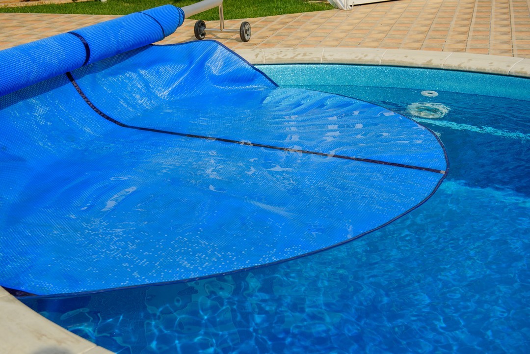 Une couverture de piscine dépliable.