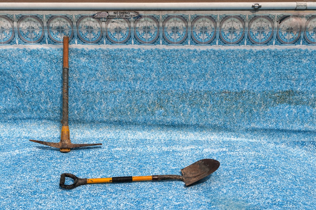 Des outils posés près d'une piscine.